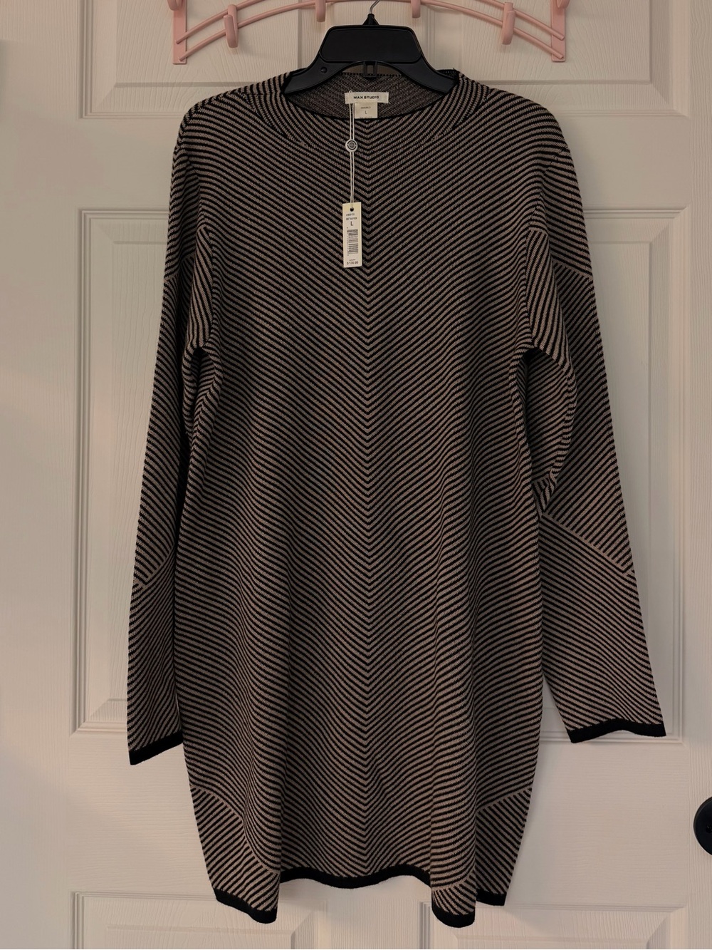 Max Studio Black and White Chevron Long Sleeve Knit Dress